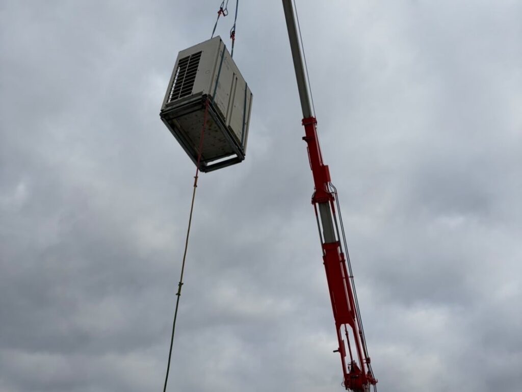 クレーンを使用した空調機器の揚重作業