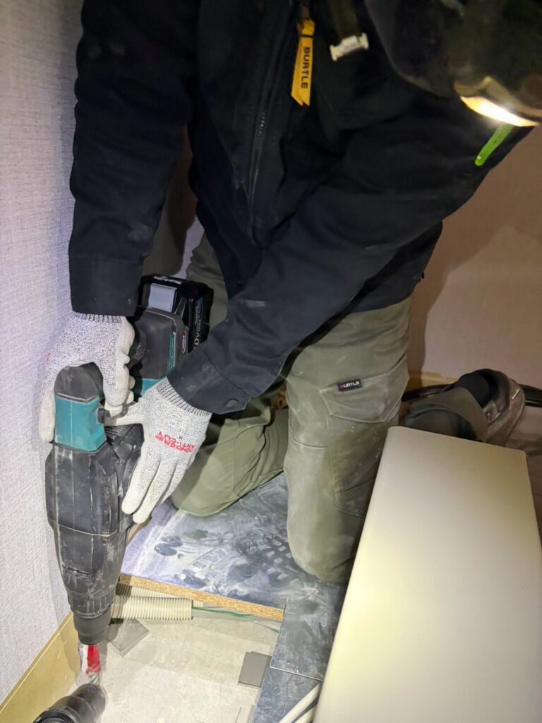 ハンマードリルで床穴あけ