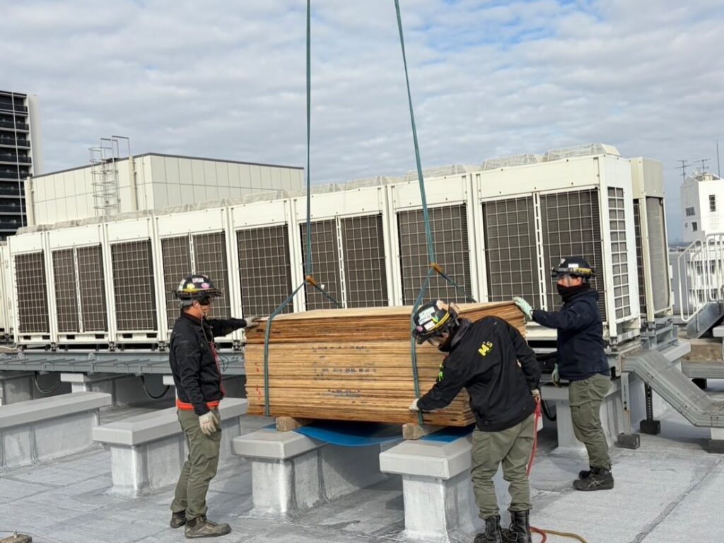 三人がかりで合板荷下ろし
