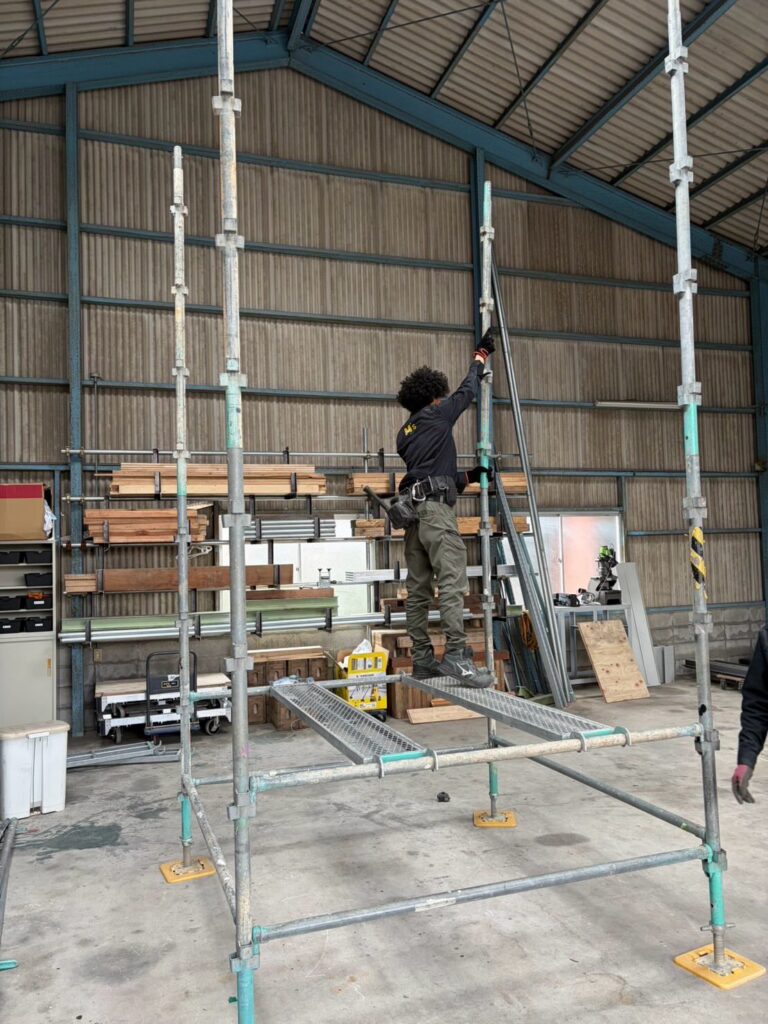 支柱建て・天井へ手のばし