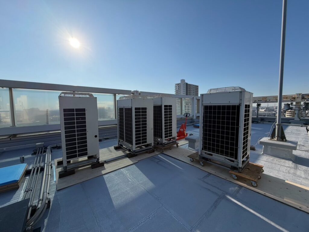 朝日と室外機4台ならび